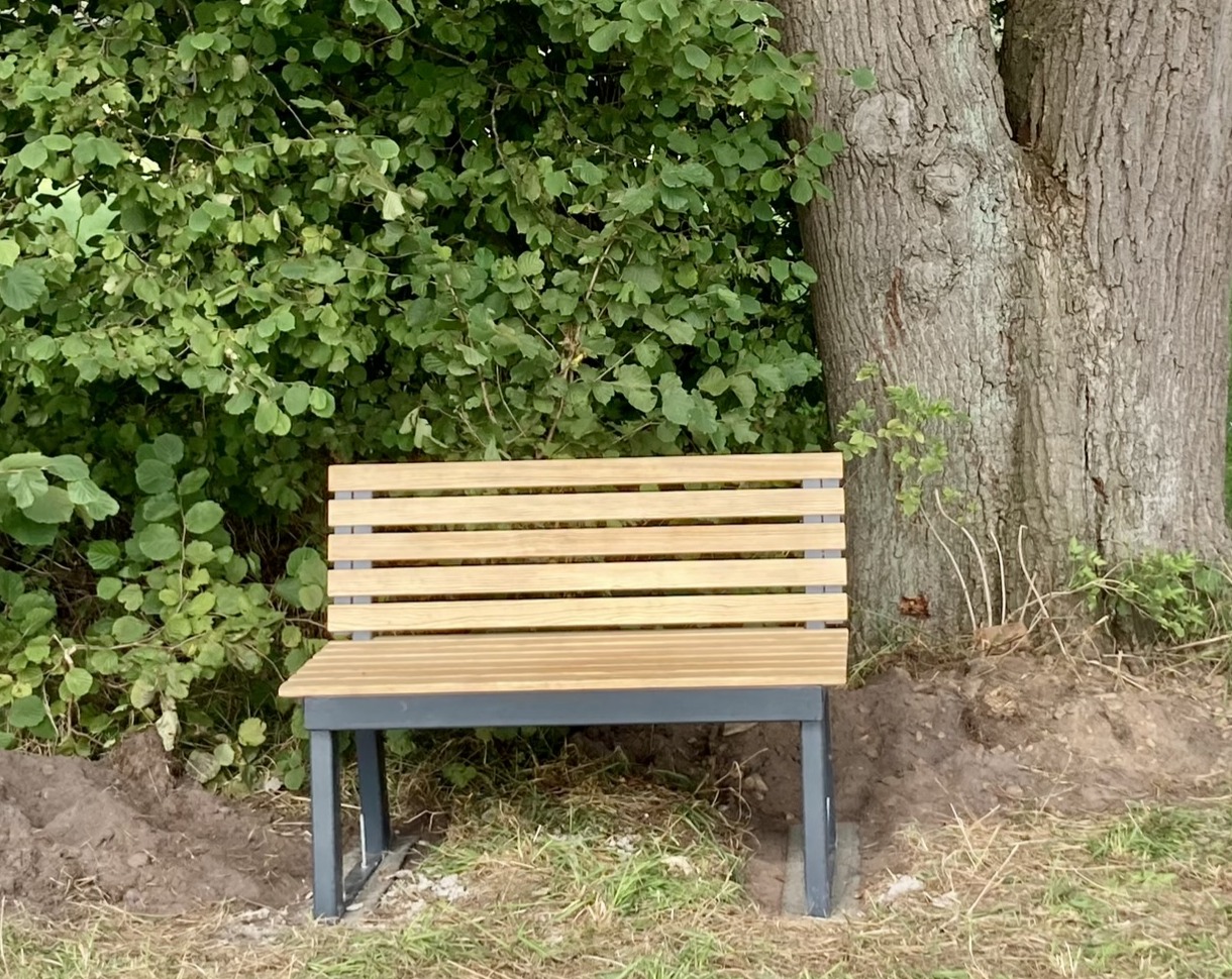 Gartenbank aus Metall und Holz